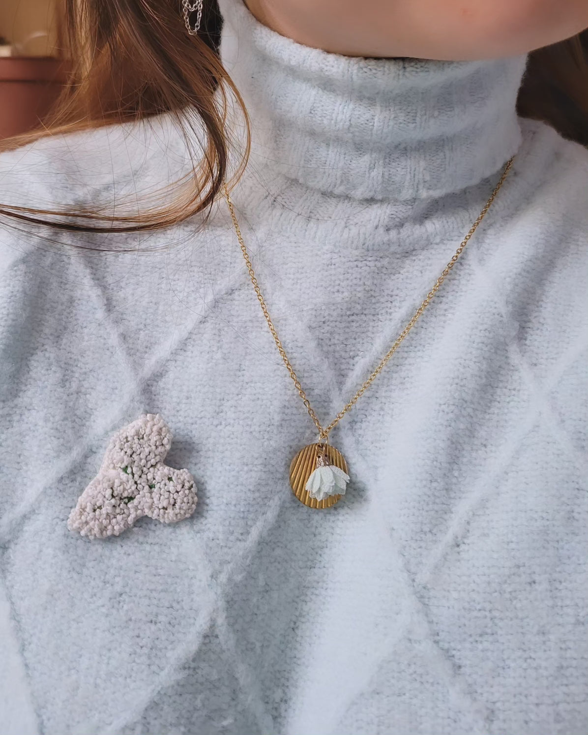 Collier sequin strié et pompon fleur - KENDA