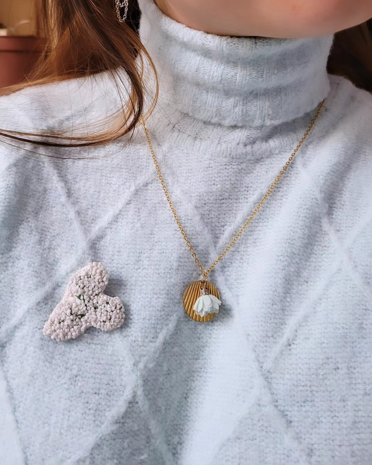 Collier sequin strié et pompon fleur/pierre - KENDA/KENDALL