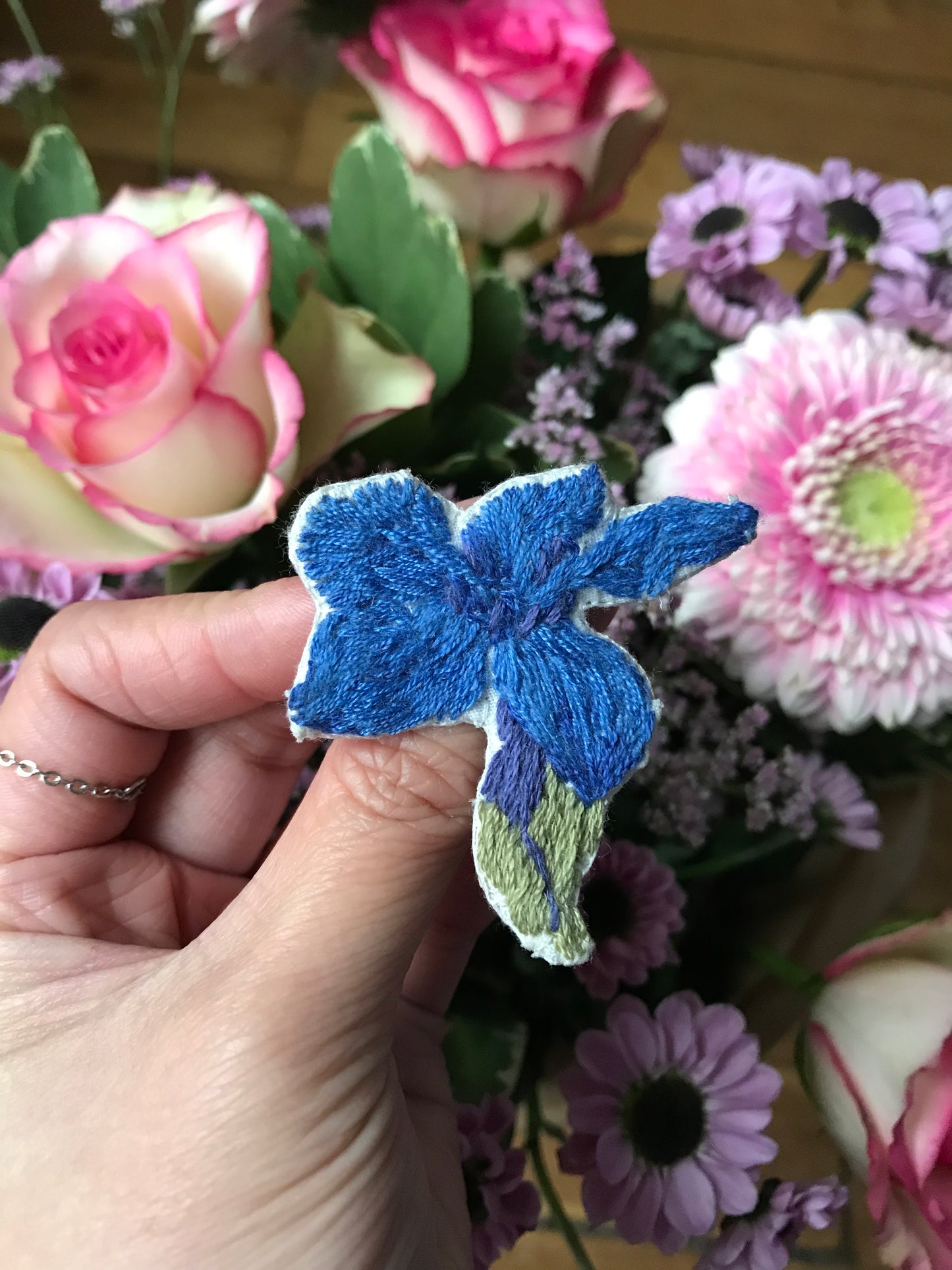 Broche brodée main fleurs violettes bleues