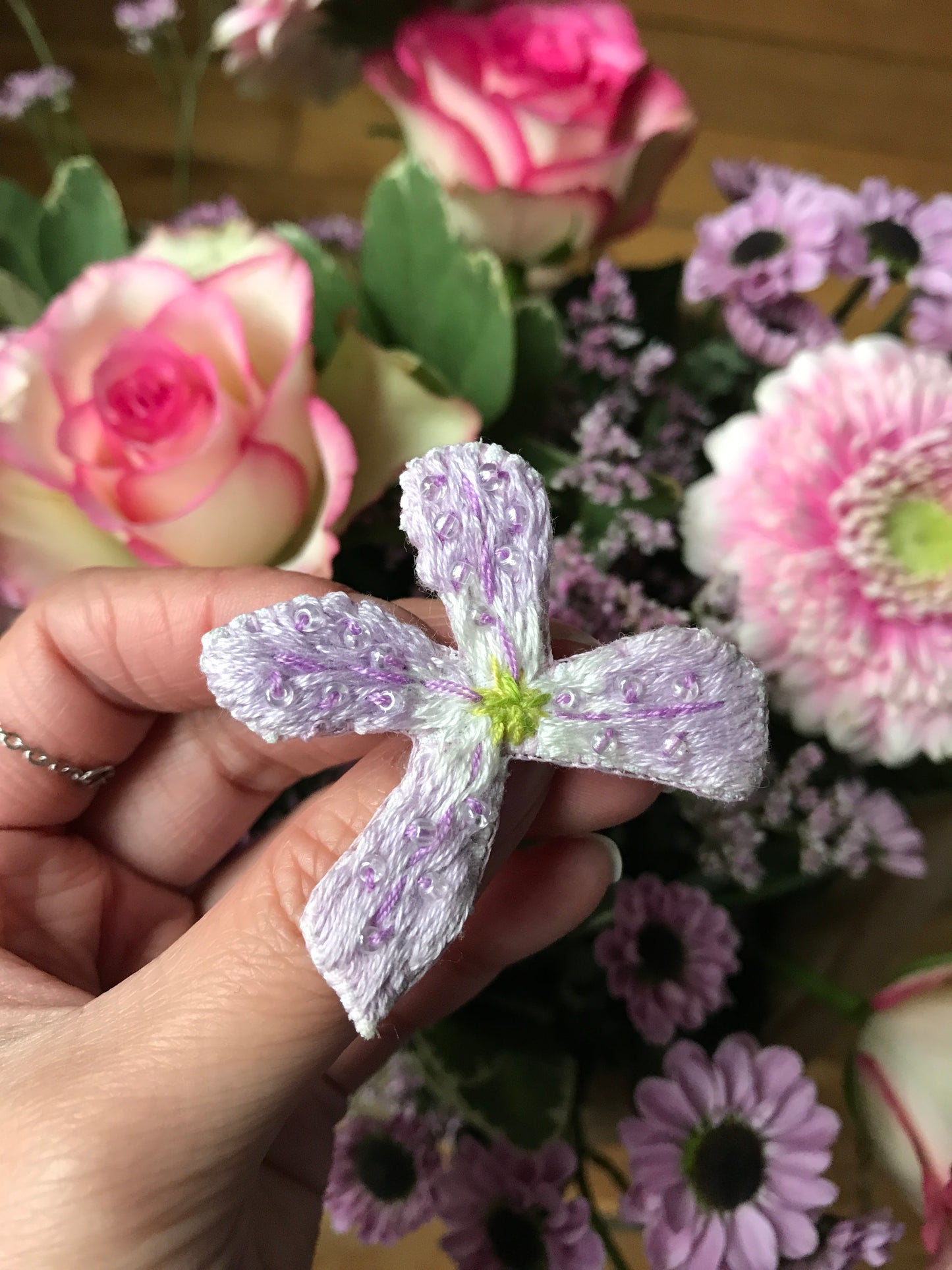 Broche brodée main fleurs violettes bleues