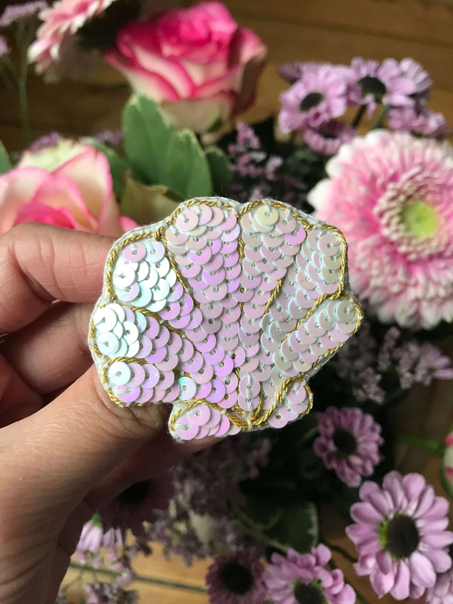 Broche brodée main coquillages & étoiles de mer