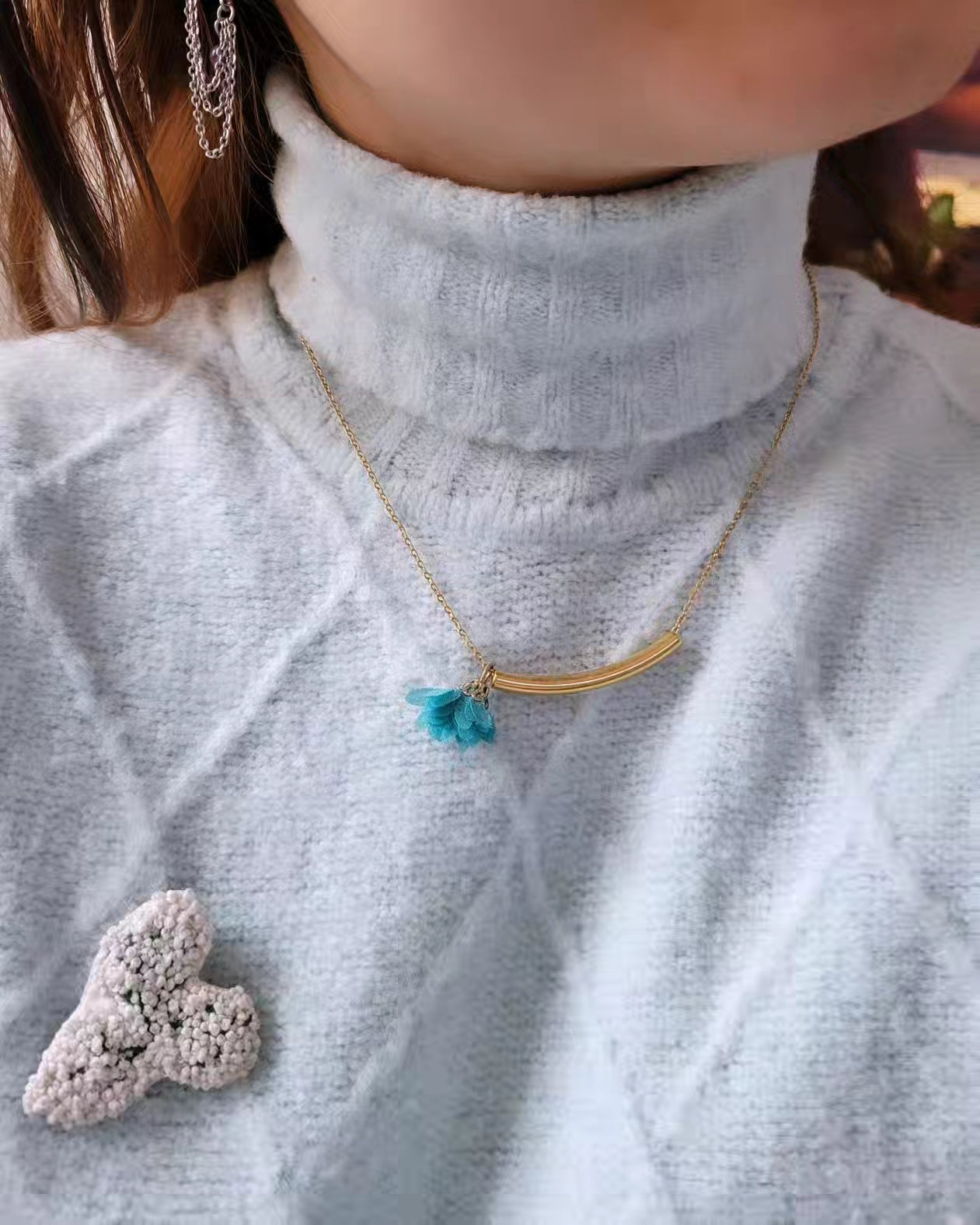 Collier barre et pompon fleur - LANAELLE