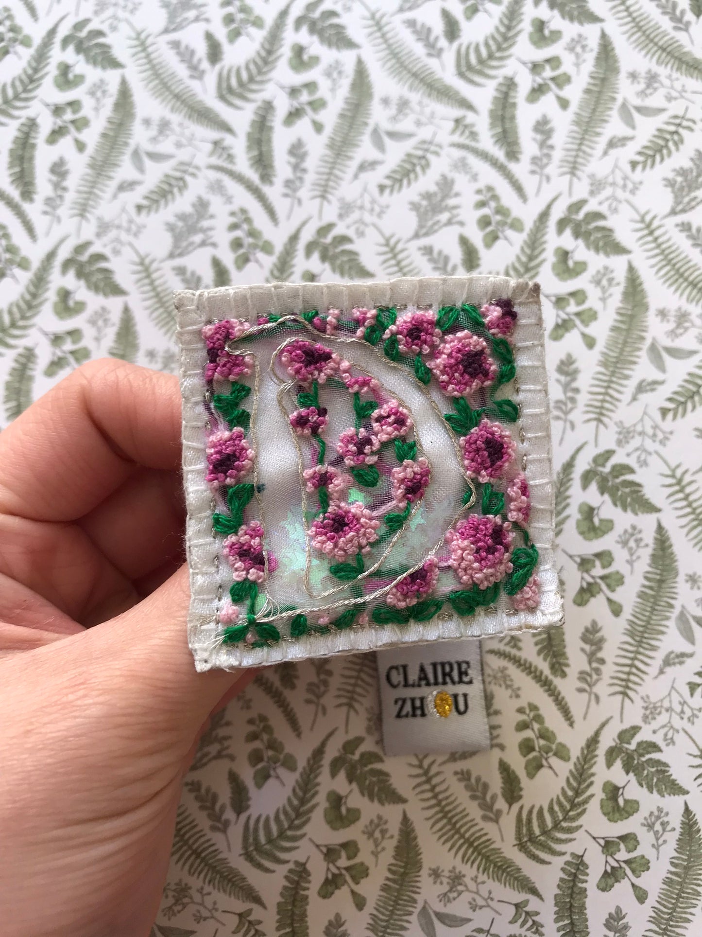 Broche brodée main - LETTRINE FEERIQUE FLORALE