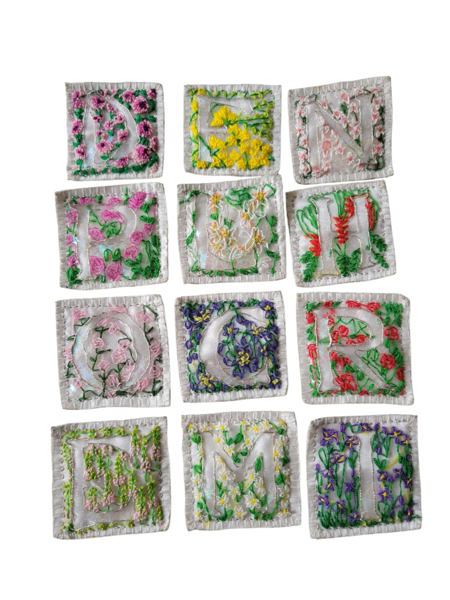 Broche brodée main - LETTRINE FEERIQUE FLORALE