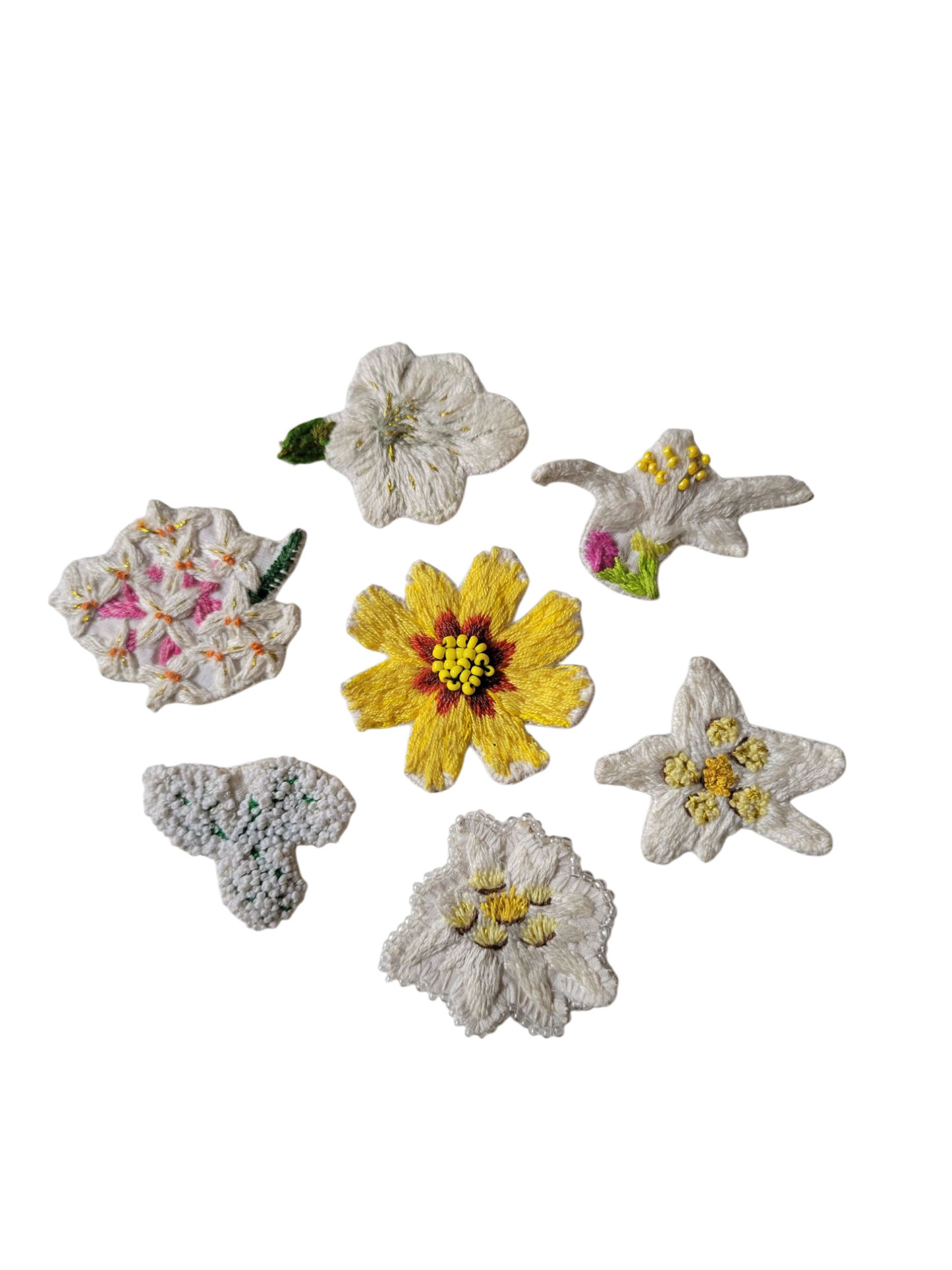 Broche brodée main fleurs blanches