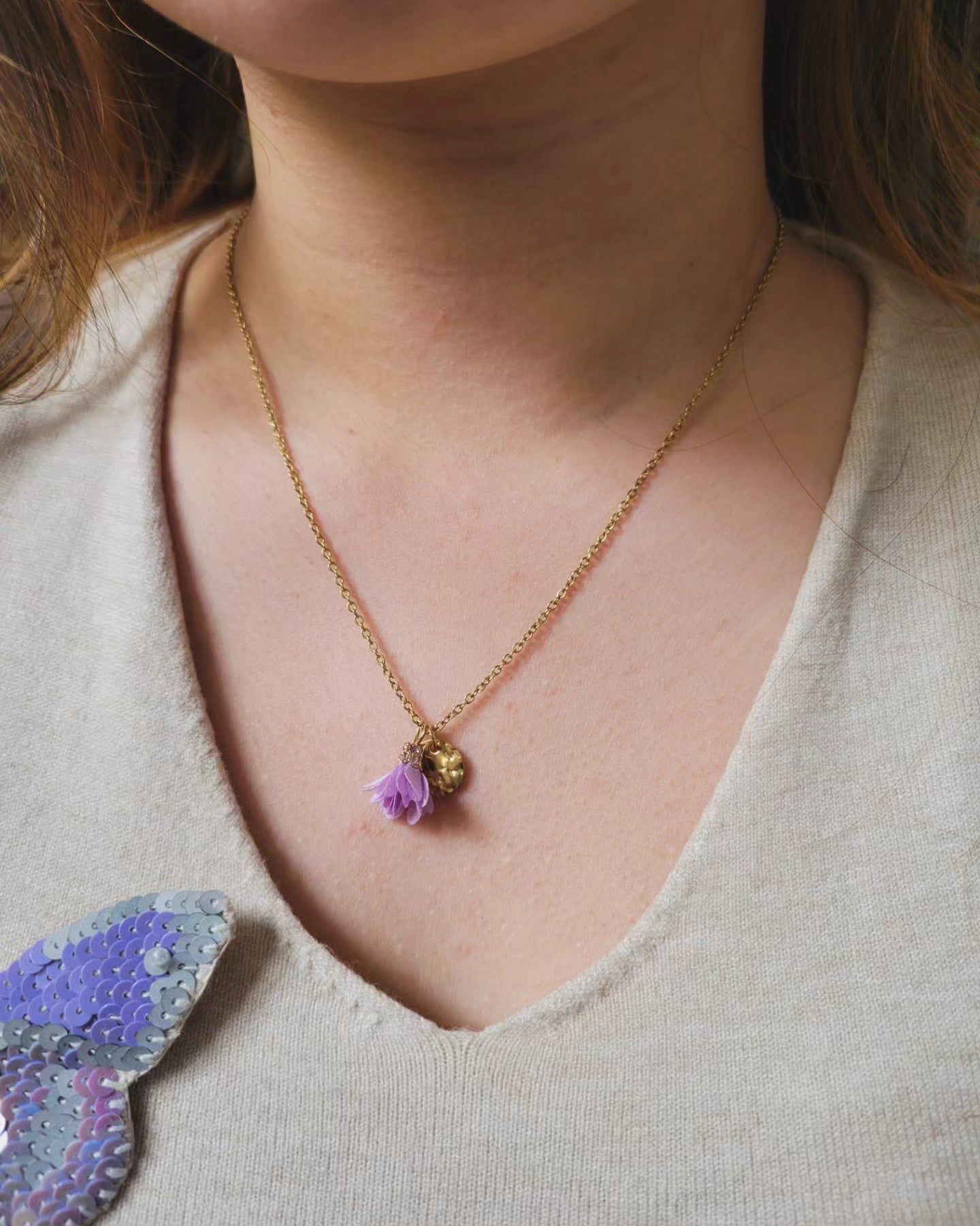 Collier sequin martelé et fleur - NINELLE