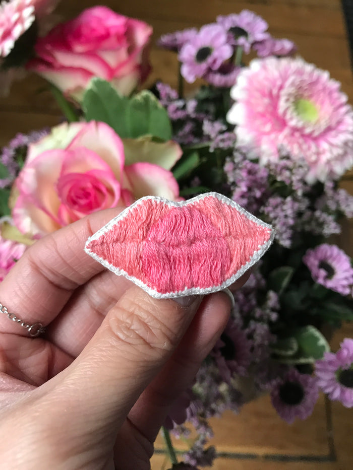 Broche brodée main bouche - BAISER IMPERIAL CHINOIS