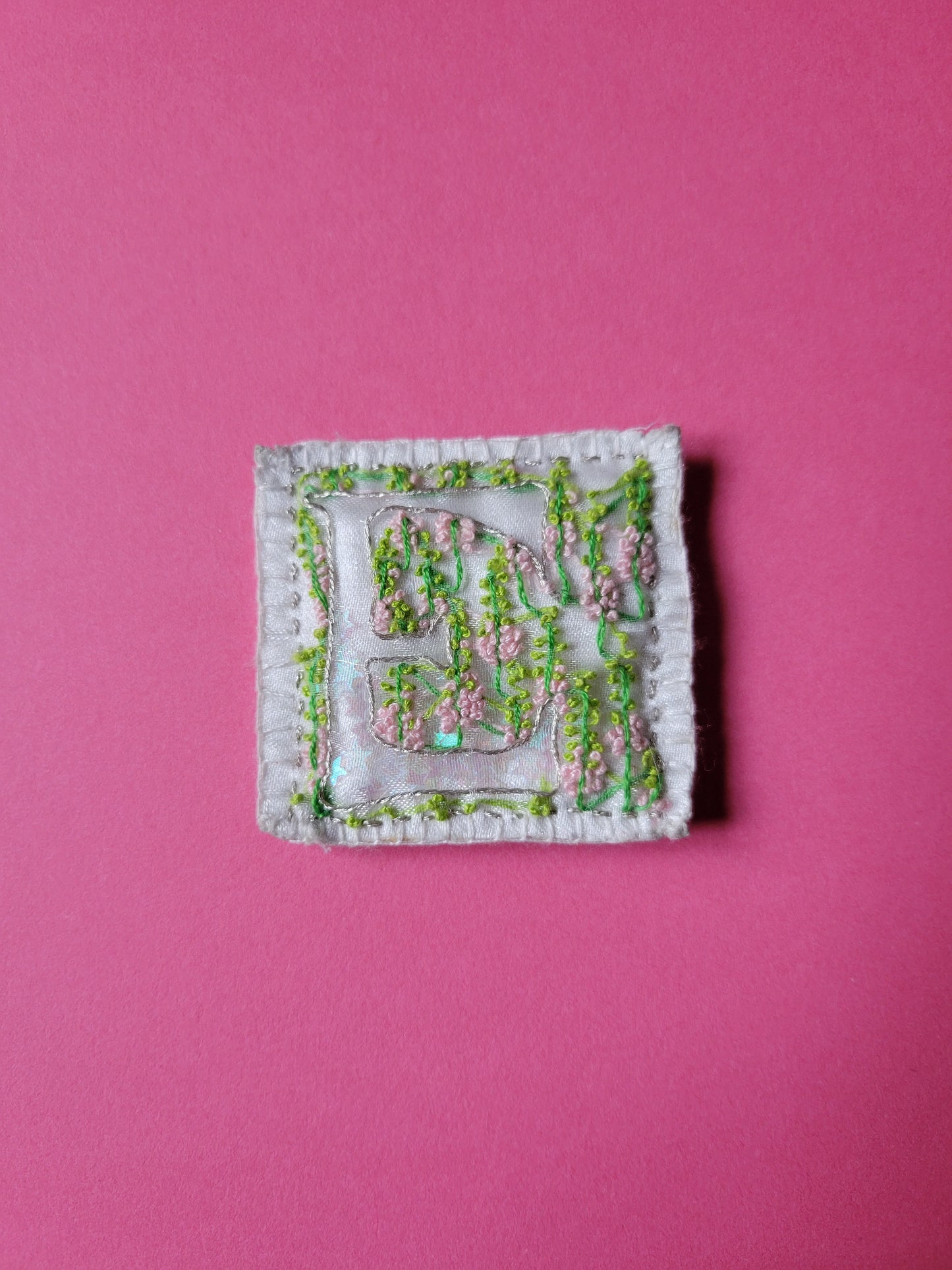 Broche brodée main - LETTRINE FEERIQUE FLORALE