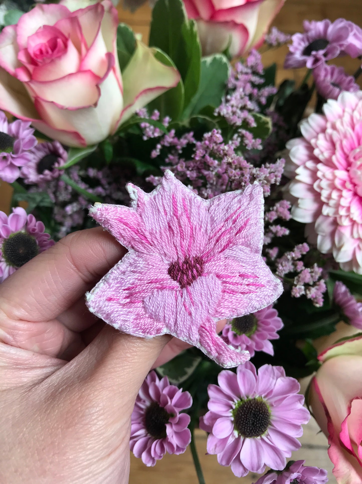 Broche brodée main fleurs roses