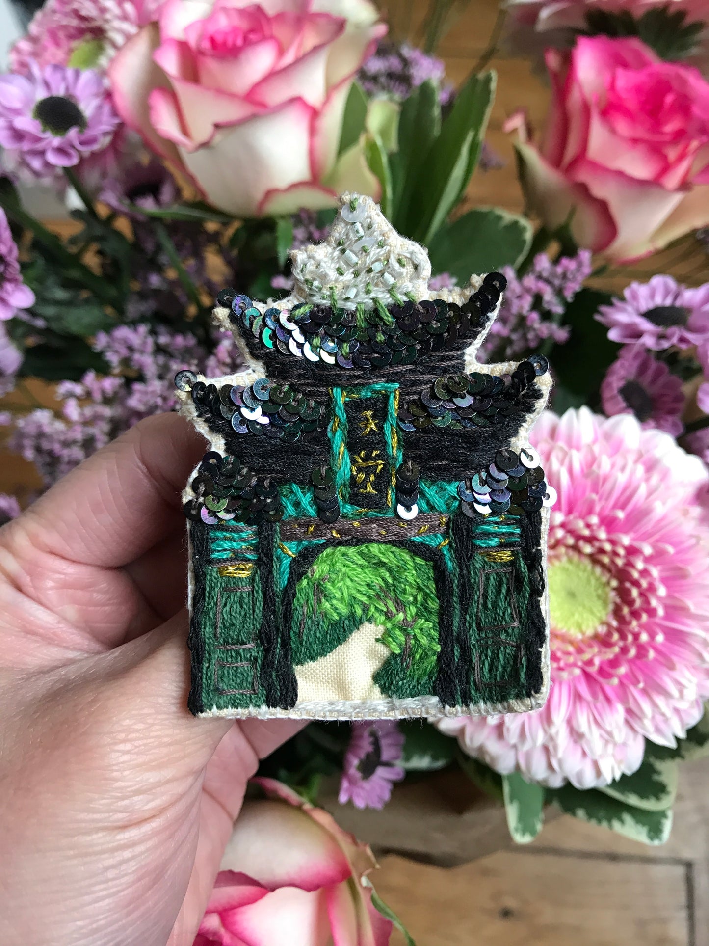 Broche brodée main inspiration chinoise - PORTE DU PARADIS ou TEMPLE CHINOIS