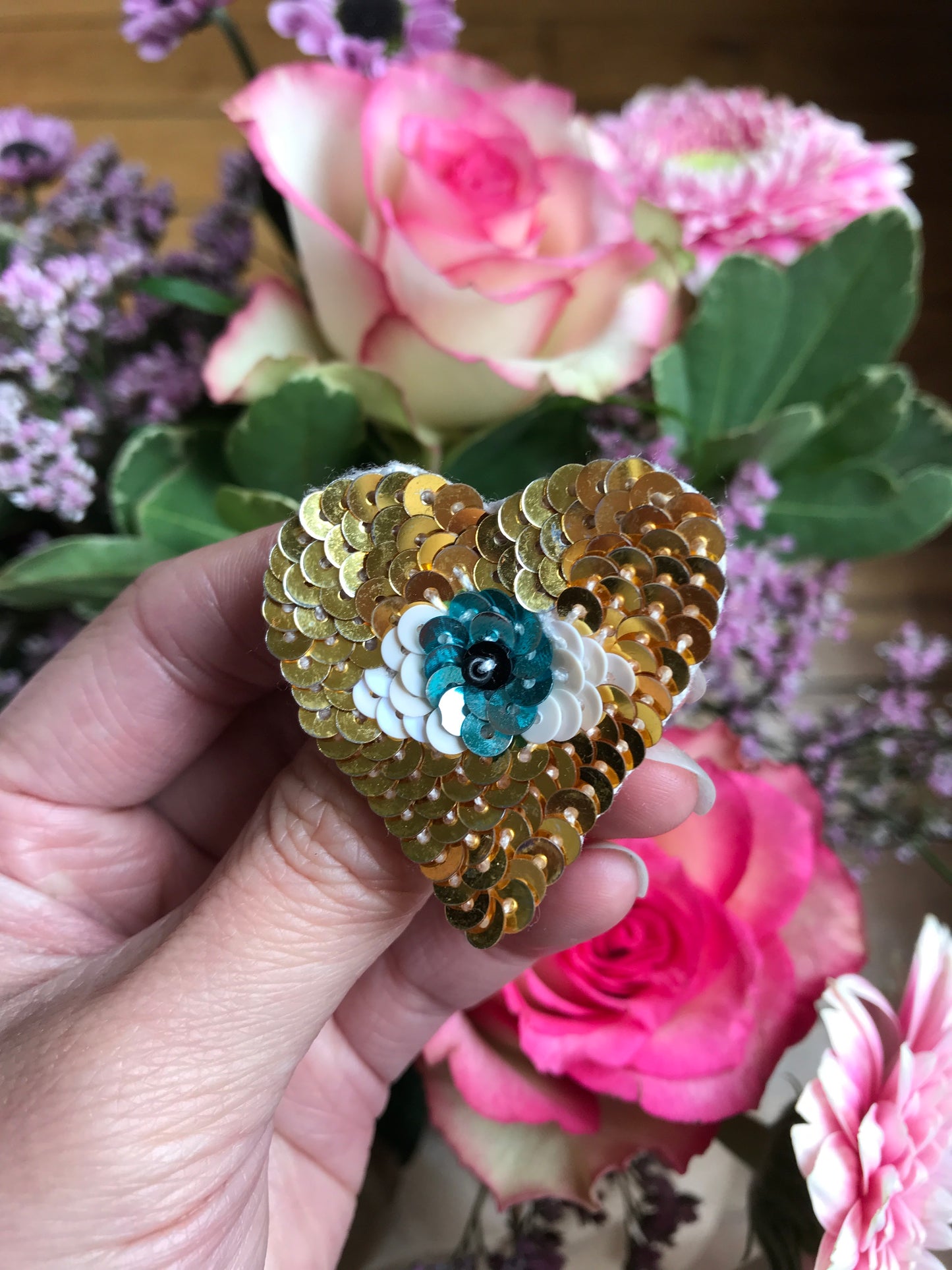 Broche brodée main grigri - JE TE VOIS MON COEUR