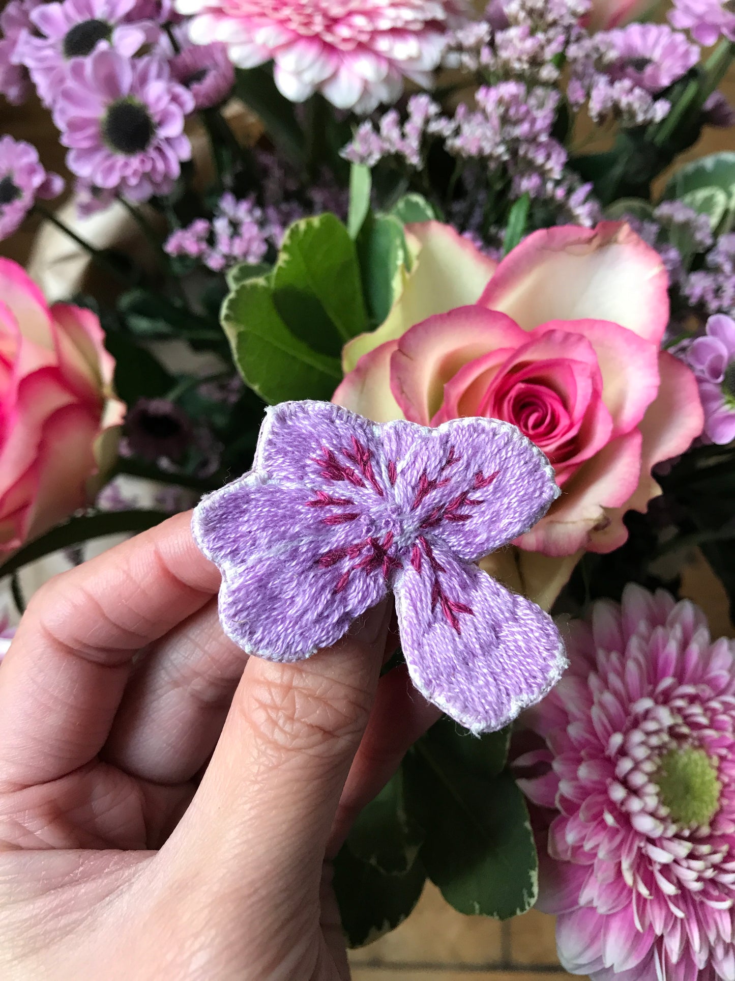 Broche brodée main fleurs violettes bleues