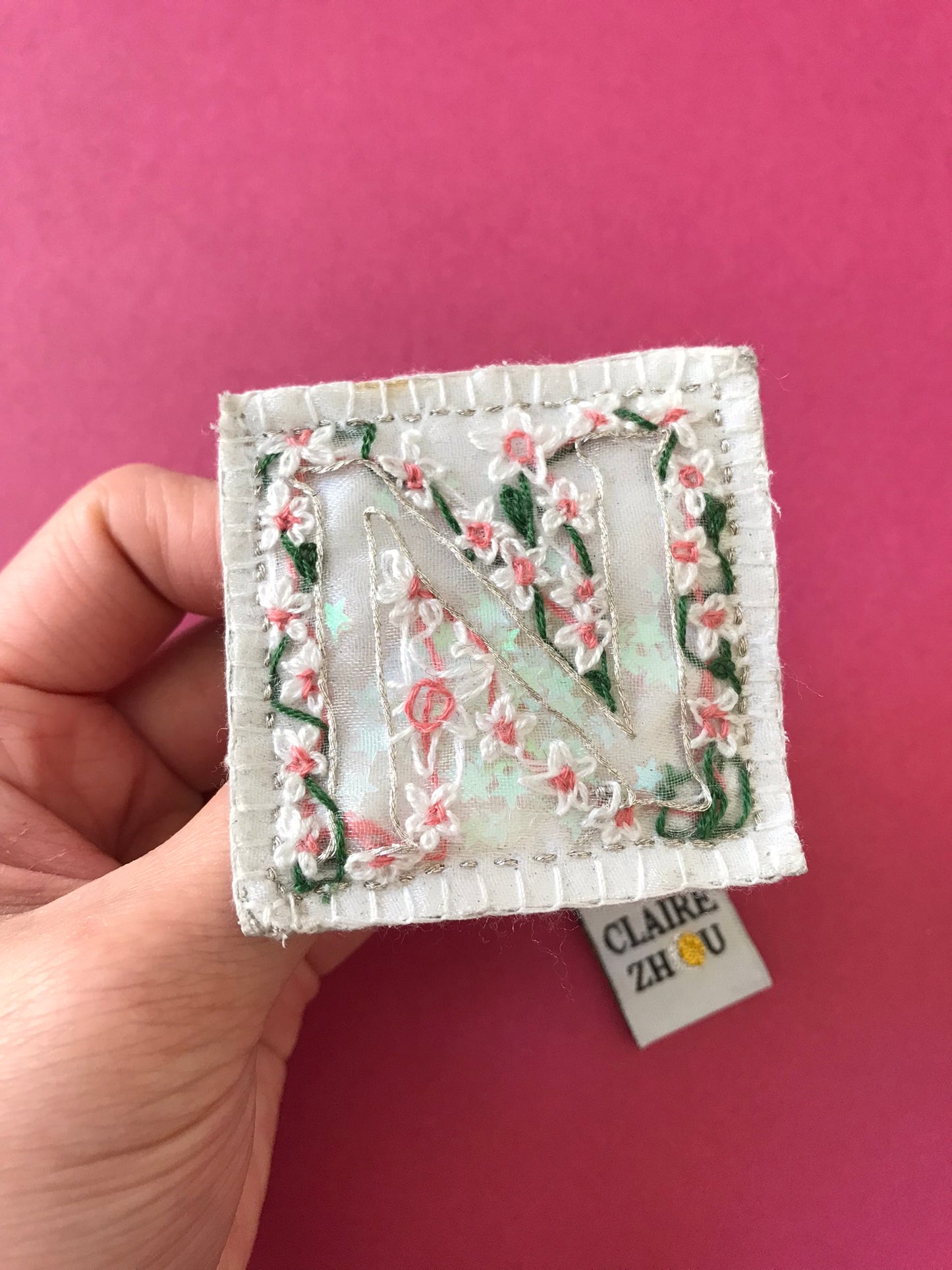 Broche brodée main - LETTRINE FEERIQUE FLORALE