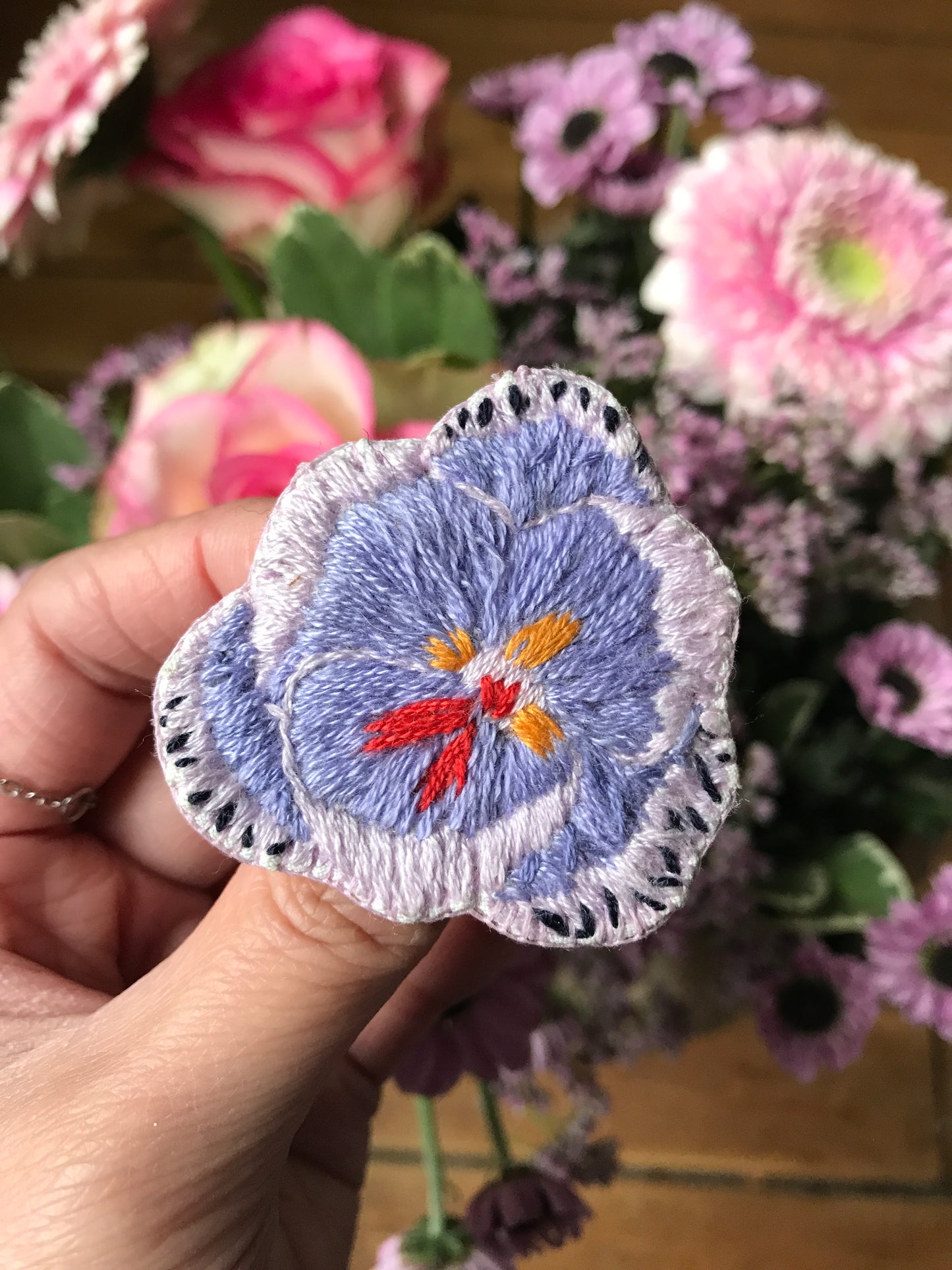 Broche brodée main fleurs violettes bleues