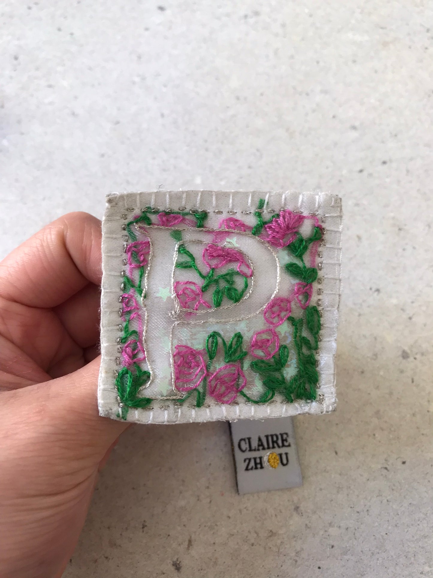 Broche brodée main - LETTRINE FEERIQUE FLORALE