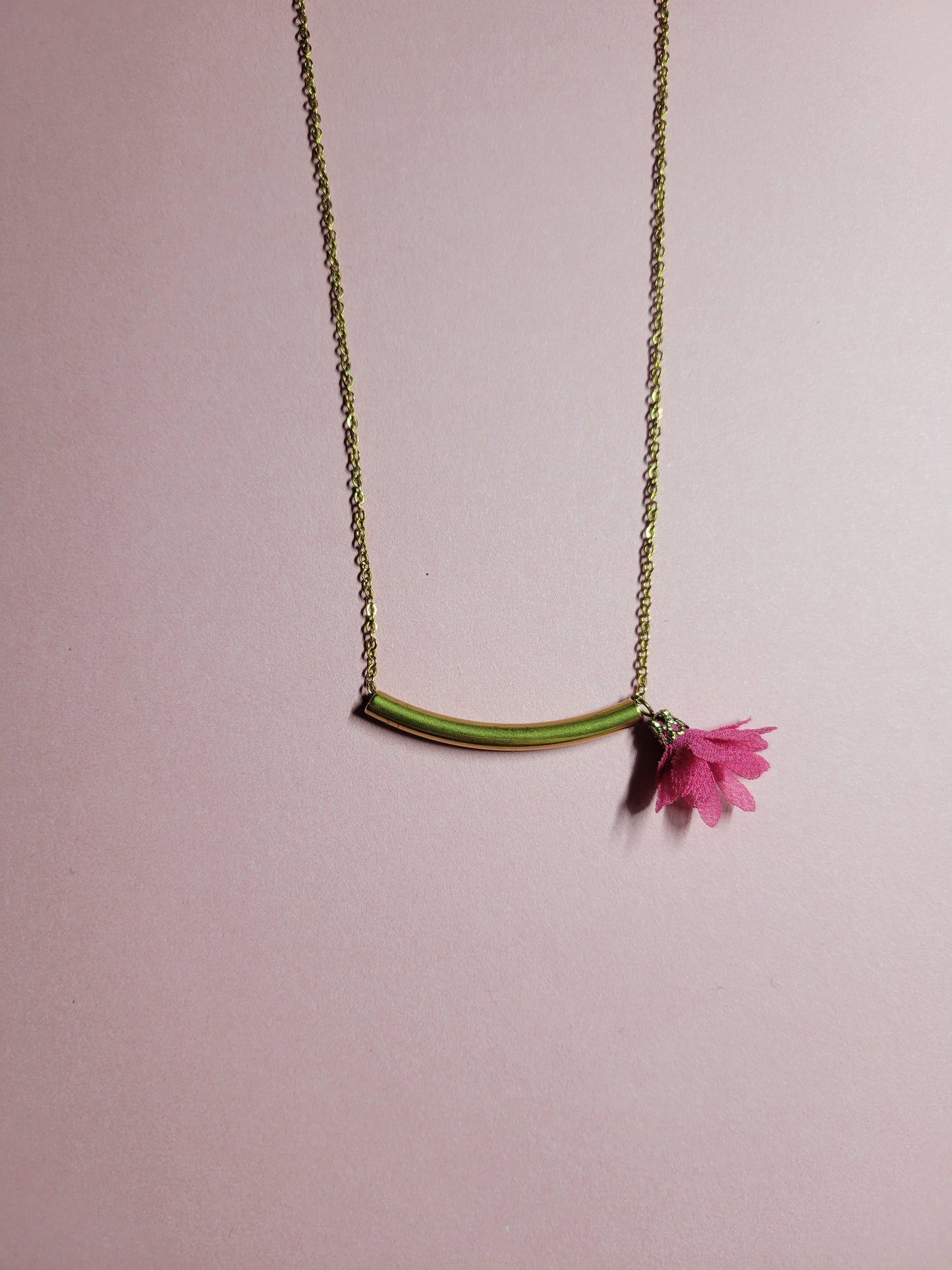 Collier barre et pompon fleur - LANAELLE