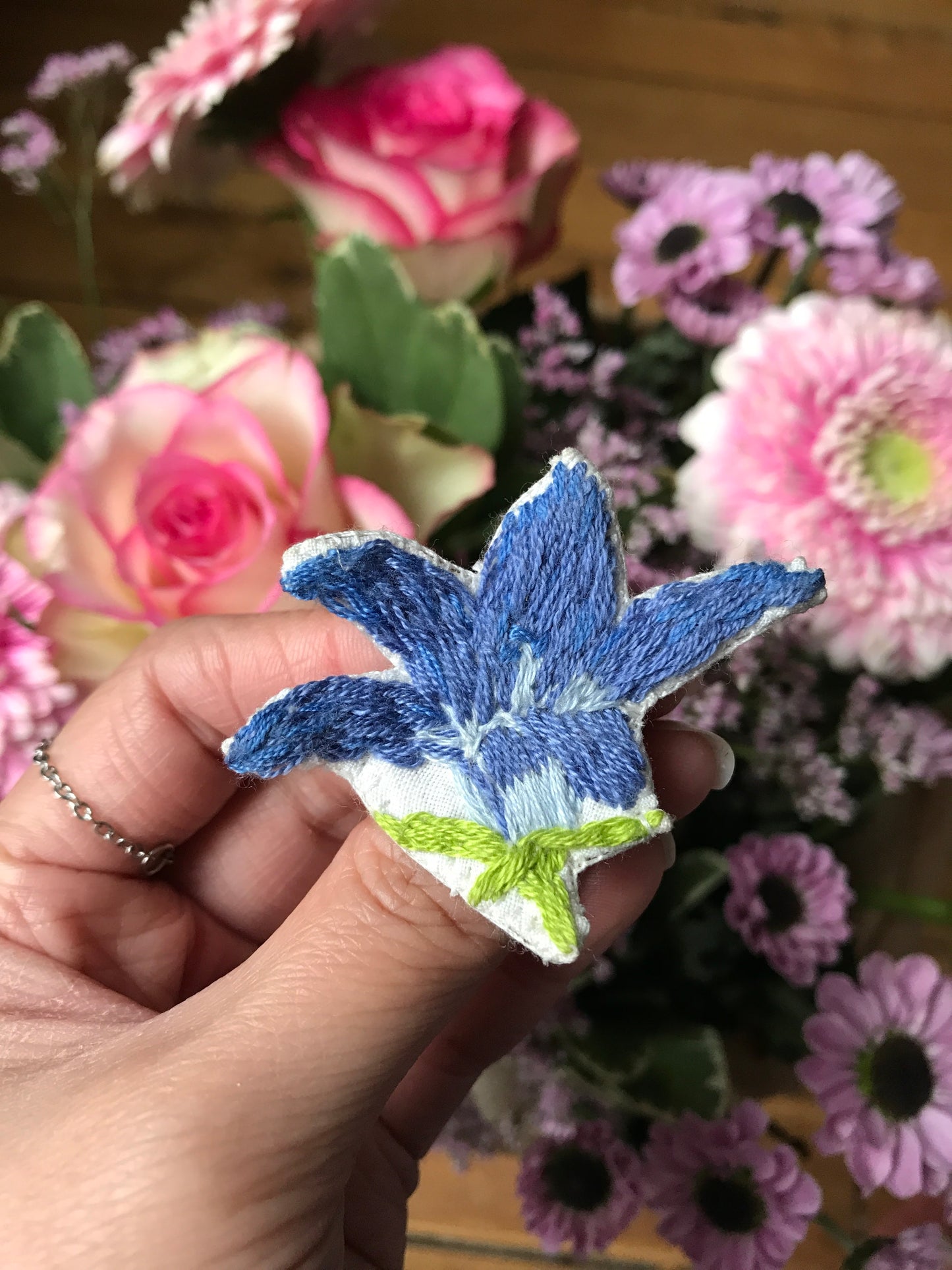 Broche brodée main fleurs violettes bleues