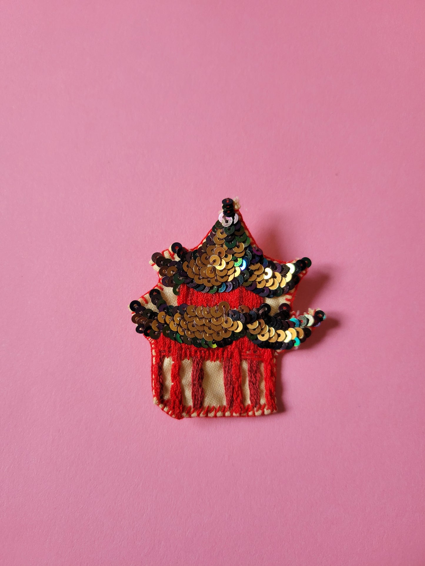Broche brodée main inspiration chinoise - PORTE DU PARADIS ou TEMPLE CHINOIS