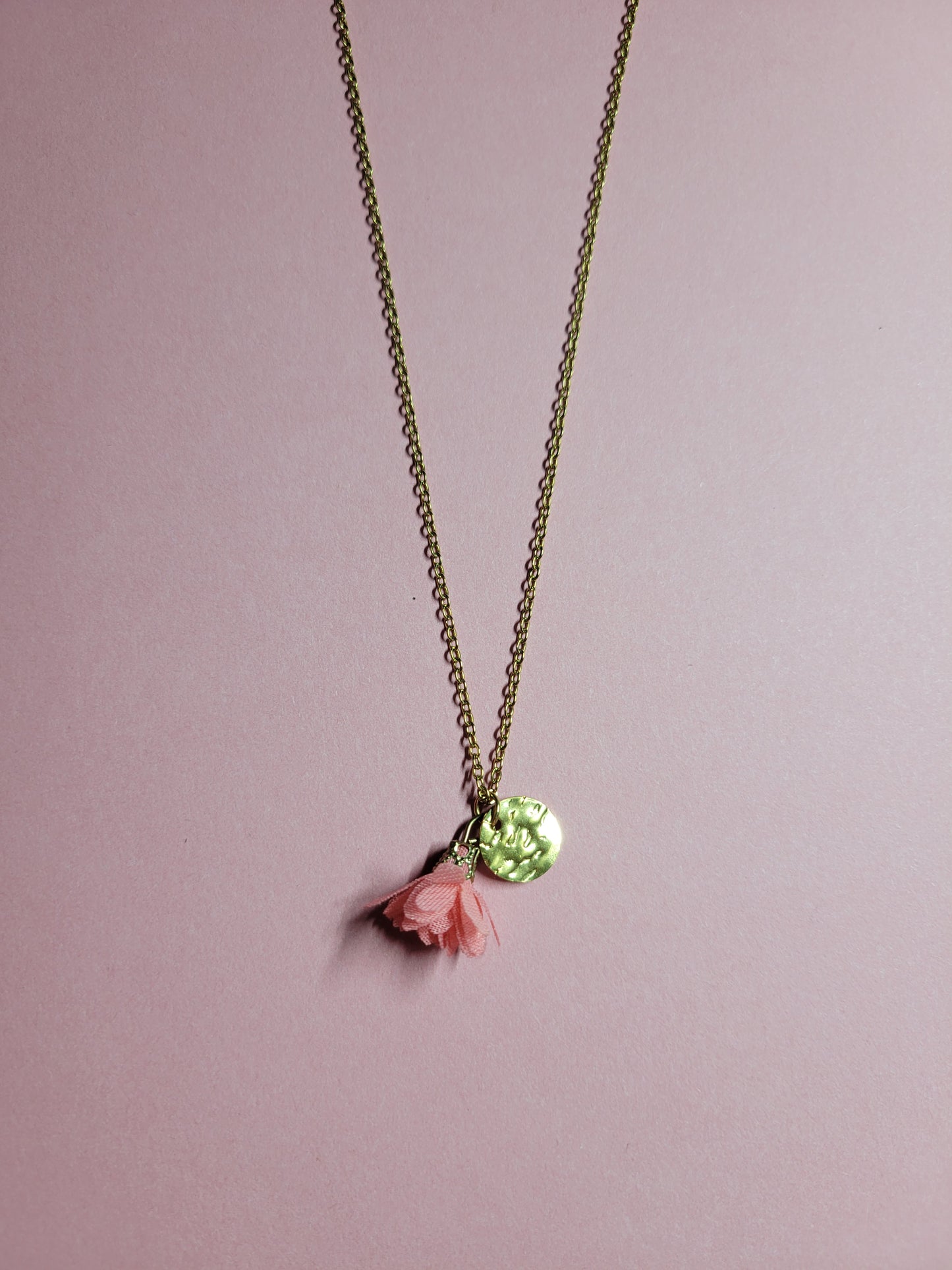 Collier sequin martelé et fleur - NINELLE