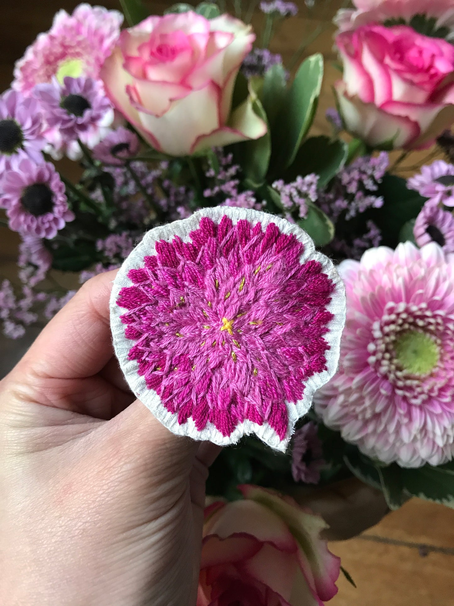 Broche brodée main fleurs roses
