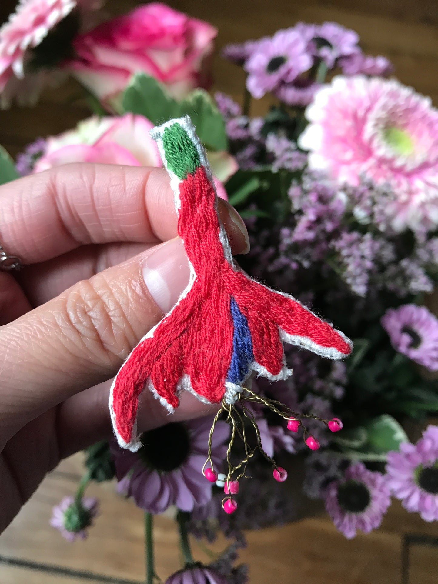 Broche brodée main fleurs roses