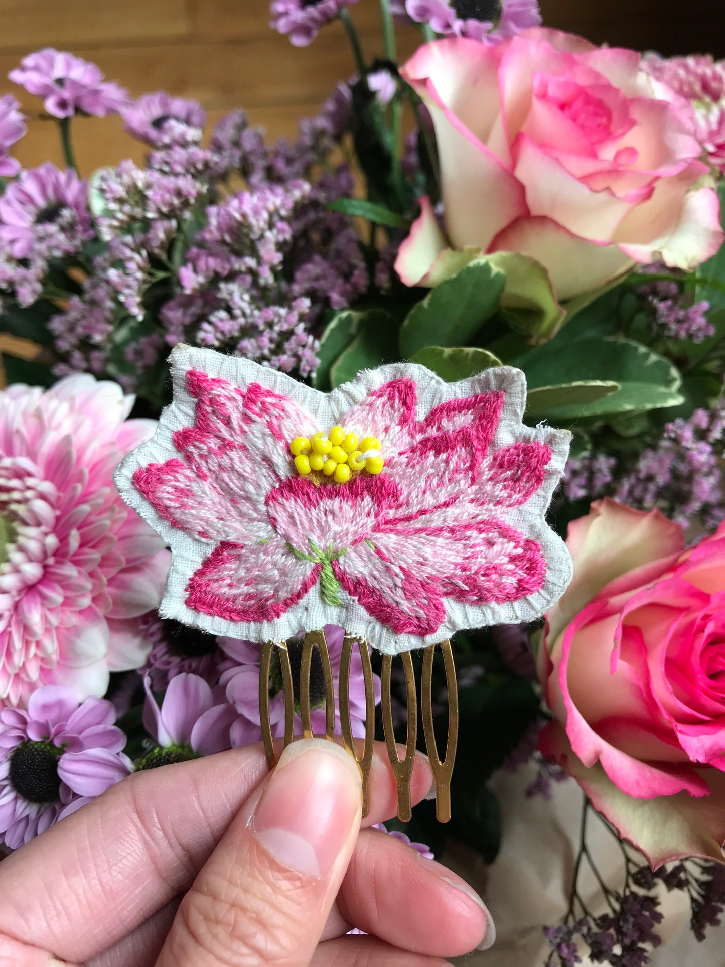 Peigne brodé main fleur - LOTUS D'ORIENT ROSE