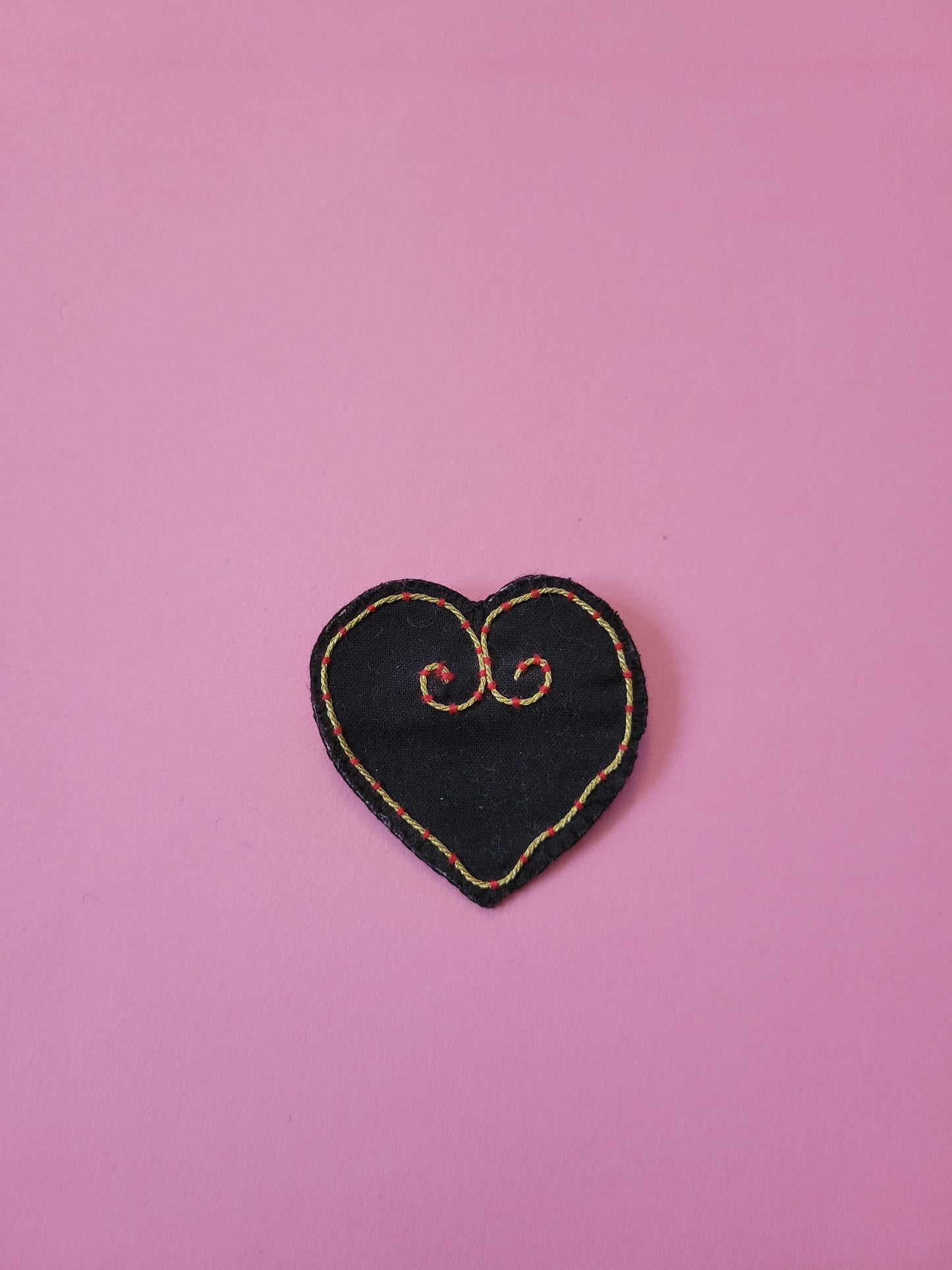 Broche brodée main coeur - AMOUR
