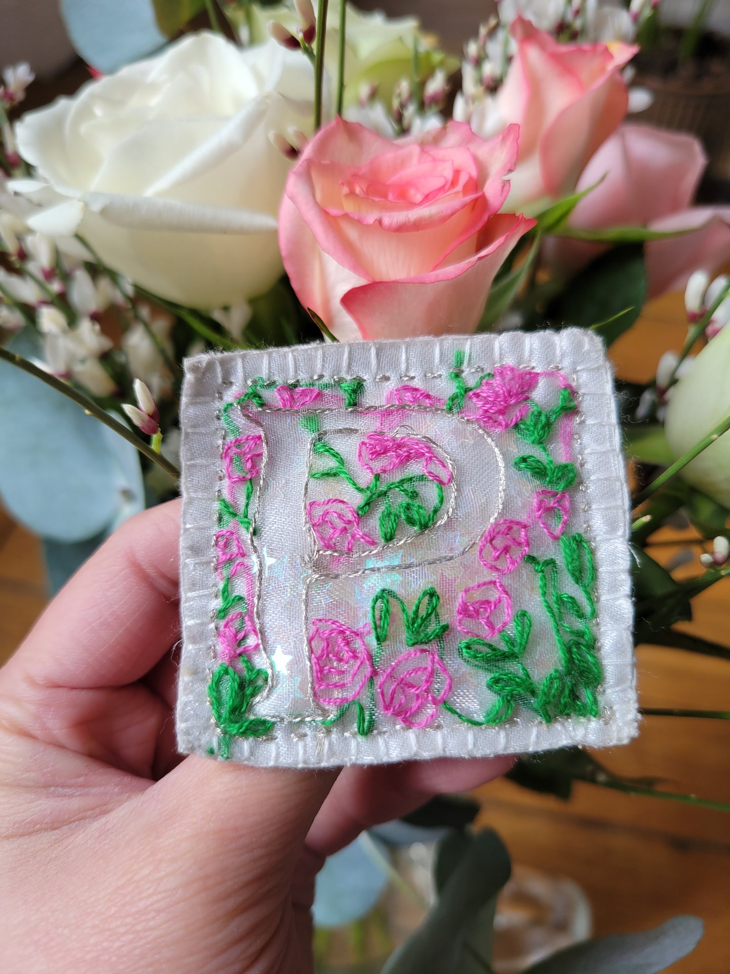 Broche brodée main - LETTRINE FEERIQUE FLORALE