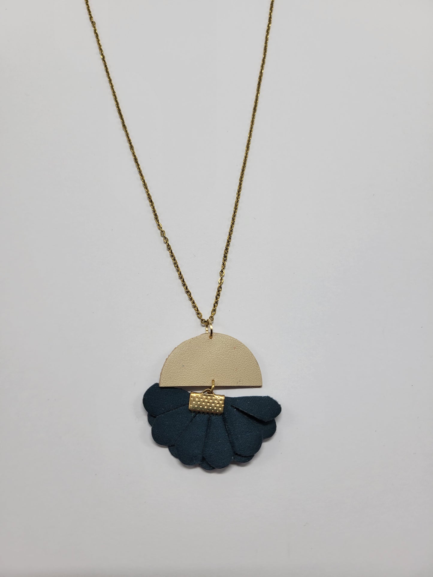 Collier cuir recyclé et pampilles - Atelier Claire Zhou x 114 Paris