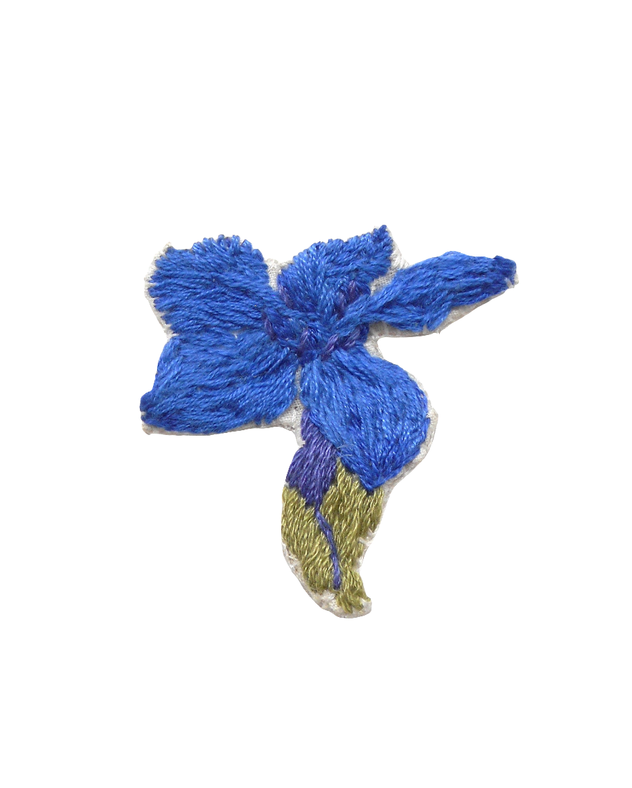 Broche brodée main fleurs violettes bleues