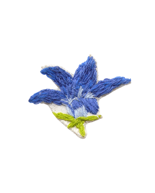 Broche brodée main fleur - CAMPANULA PATULA