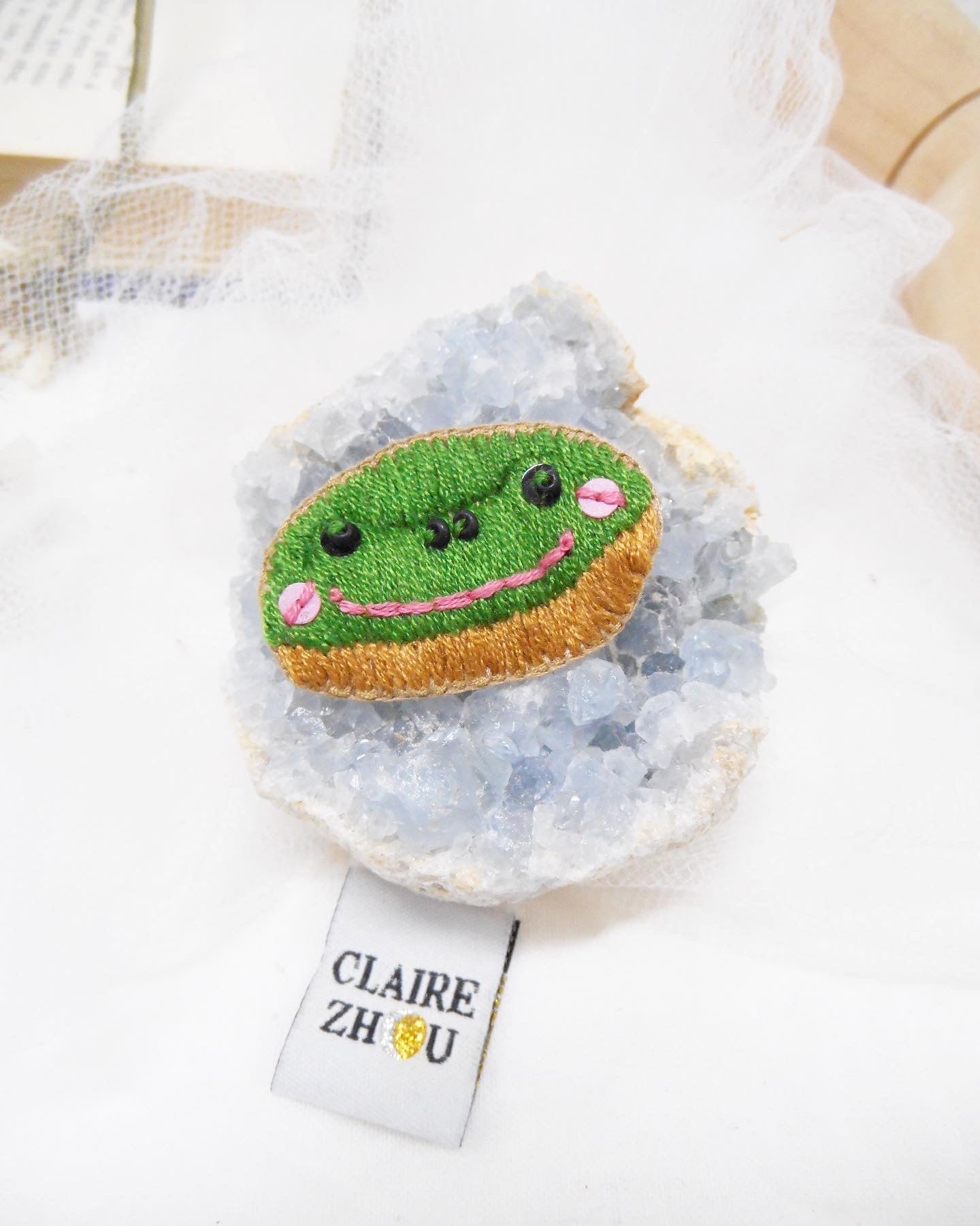 FROGNUT broche brodée fun/cute grenouille donut