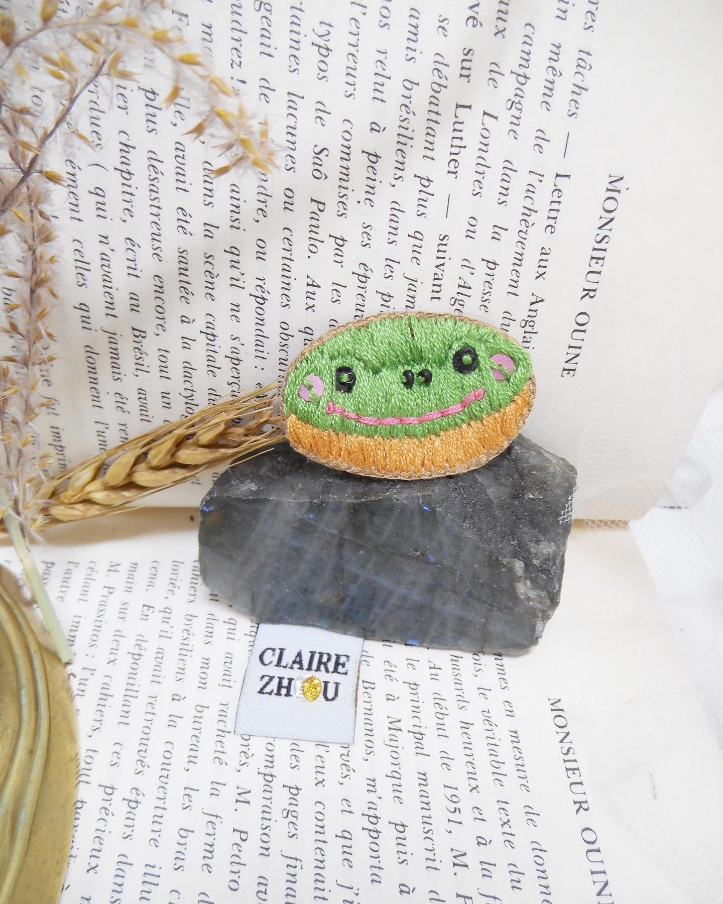 FROGNUT broche brodée fun/cute grenouille donut