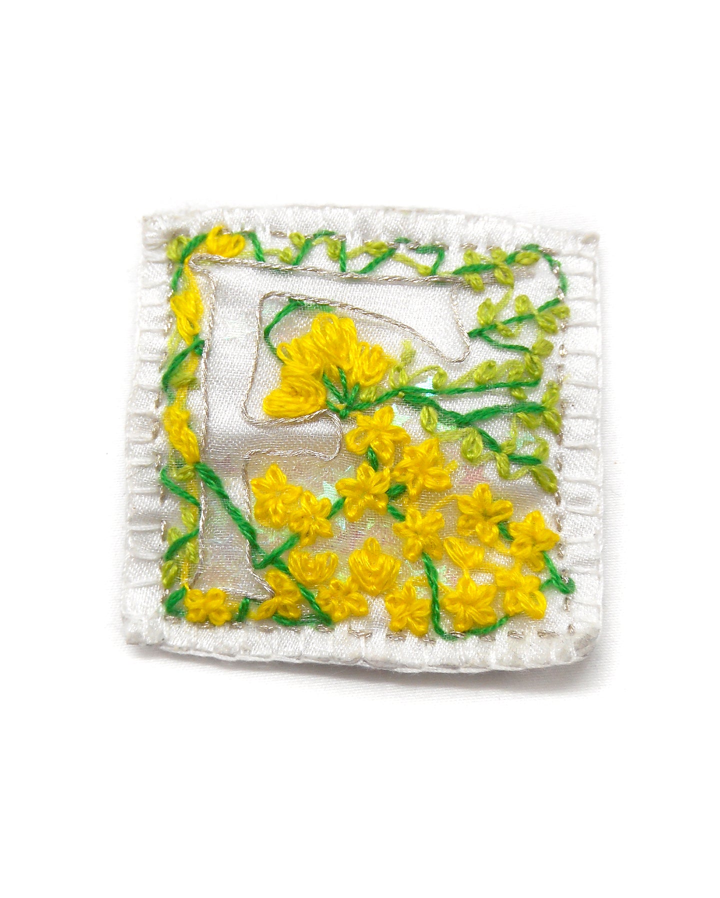 LETTRINE F broche brodée main freesia