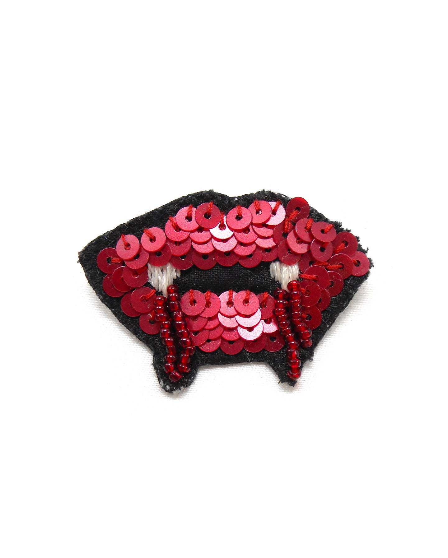 Broche brodée main bouche - BAISER VAMPIRE