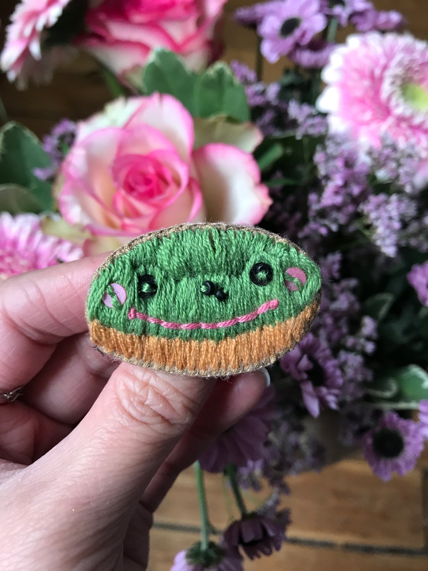 FROGNUT broche brodée fun/cute grenouille donut