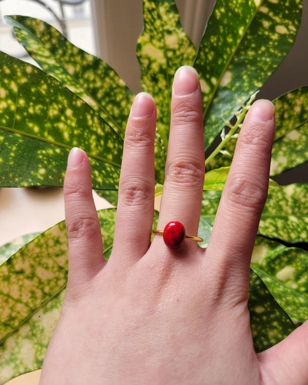 OLIVIA bague pierre ovale en jade de montagne rouge