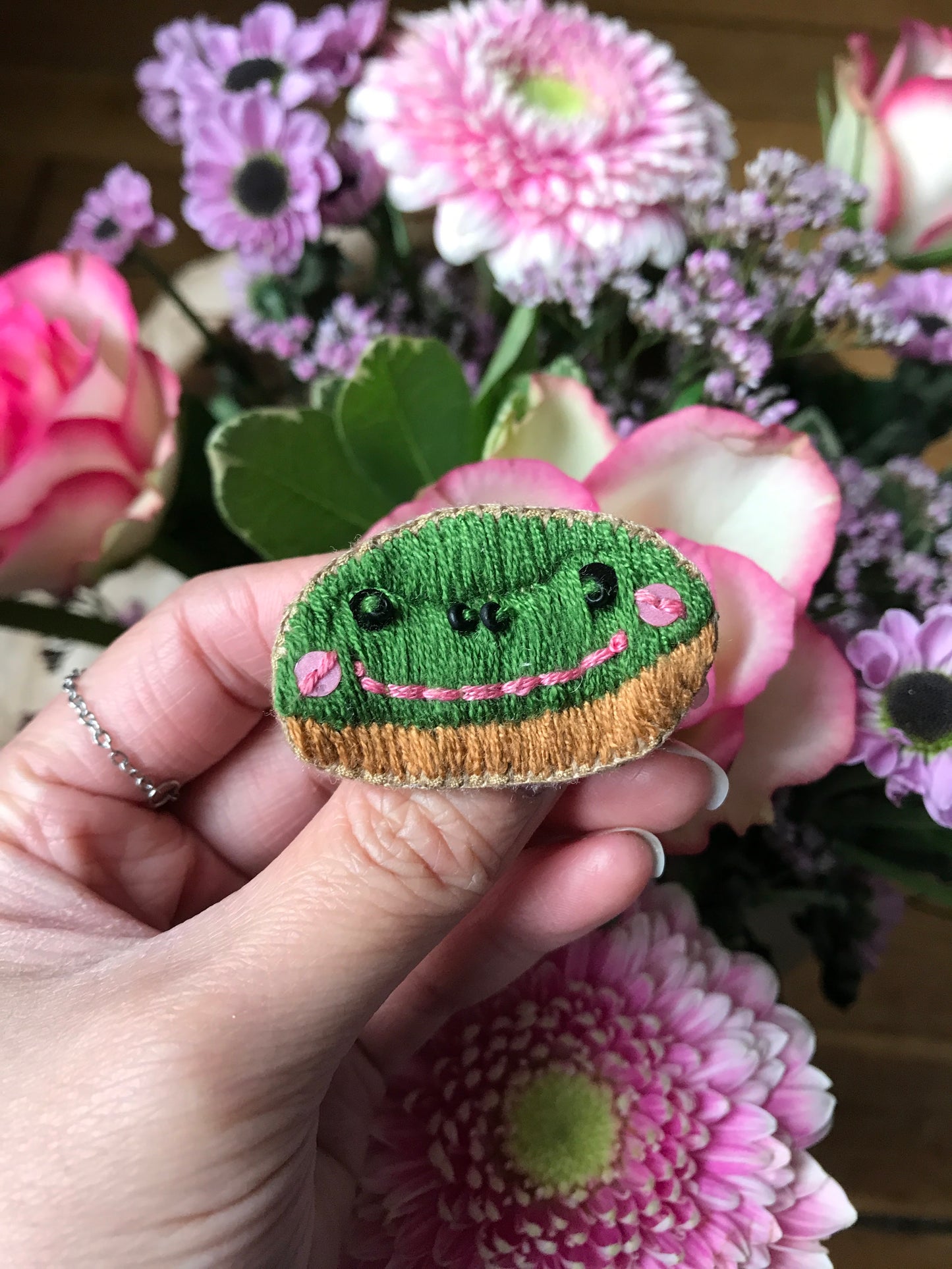 FROGNUT broche brodée fun/cute grenouille donut