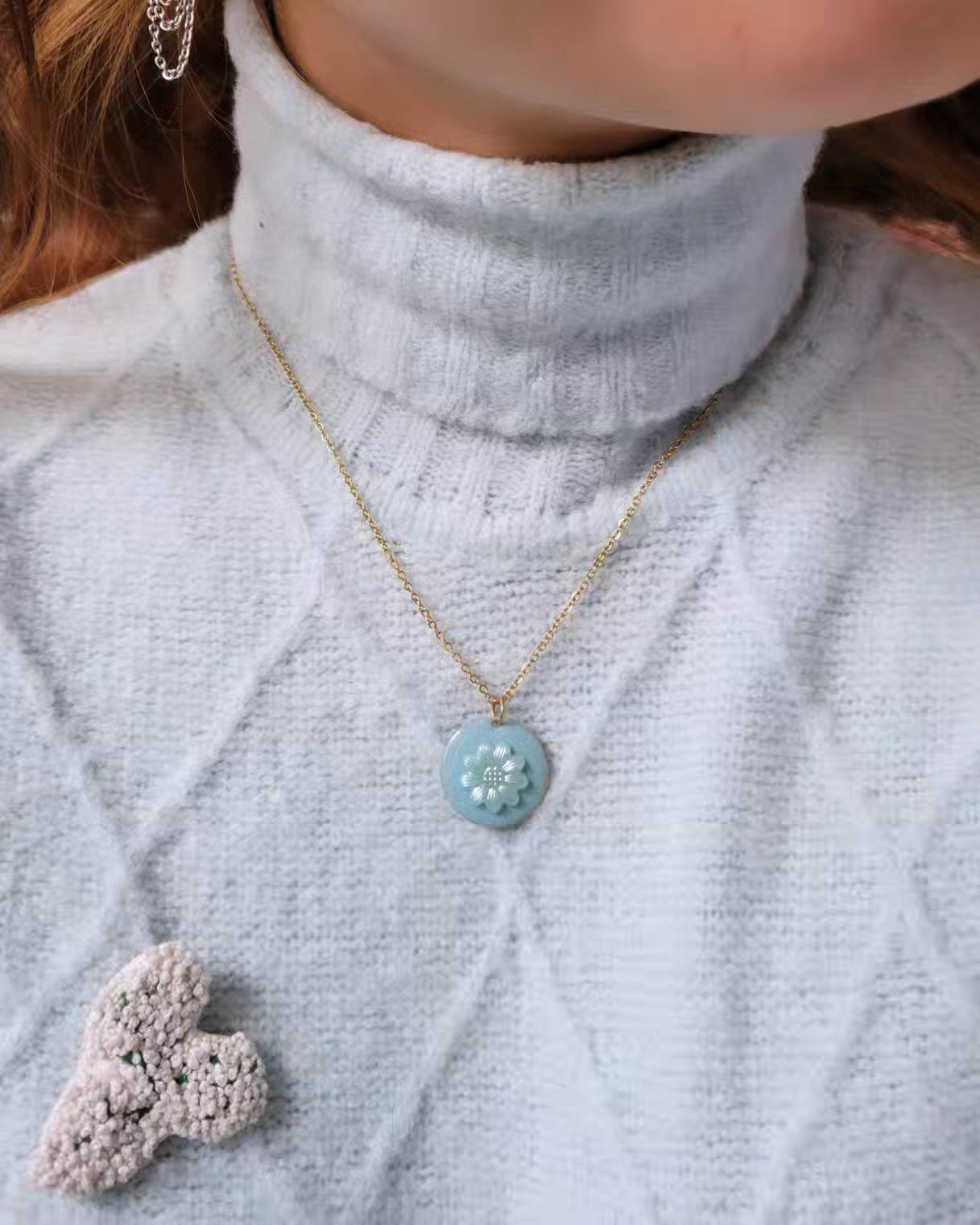 LYA collier médaille pastel bleu floral