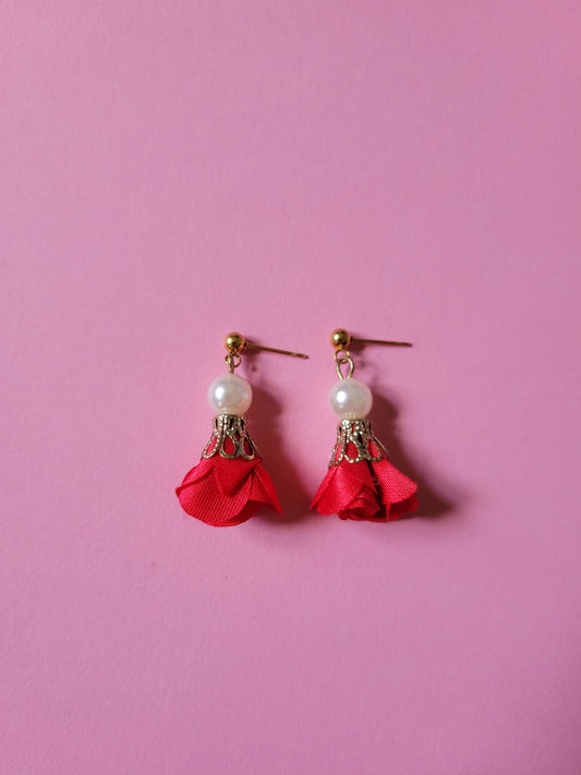 Boucles d'oreilles perle nacrée et pompon fleur - ELEONORE