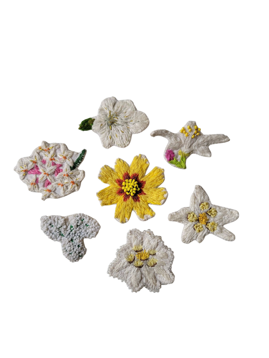 Broche brodée main fleurs blanches