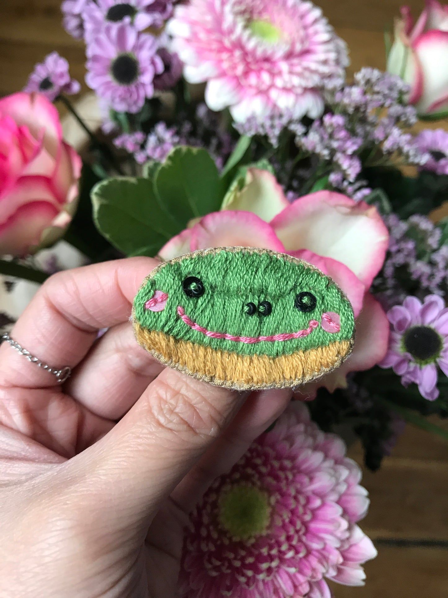 FROGNUT broche brodée fun/cute grenouille donut