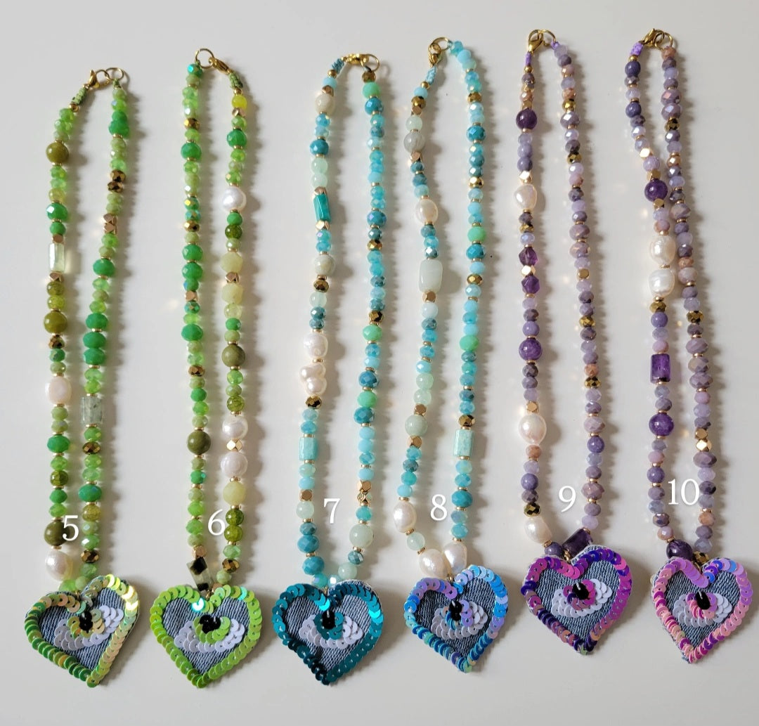 Collier original brodé main coeur oeil - NAYLA