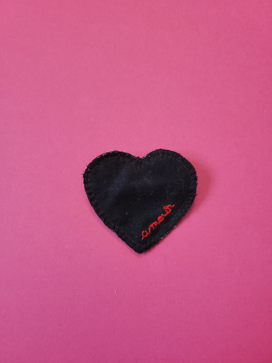 Broche brodée main coeur - AMOUR