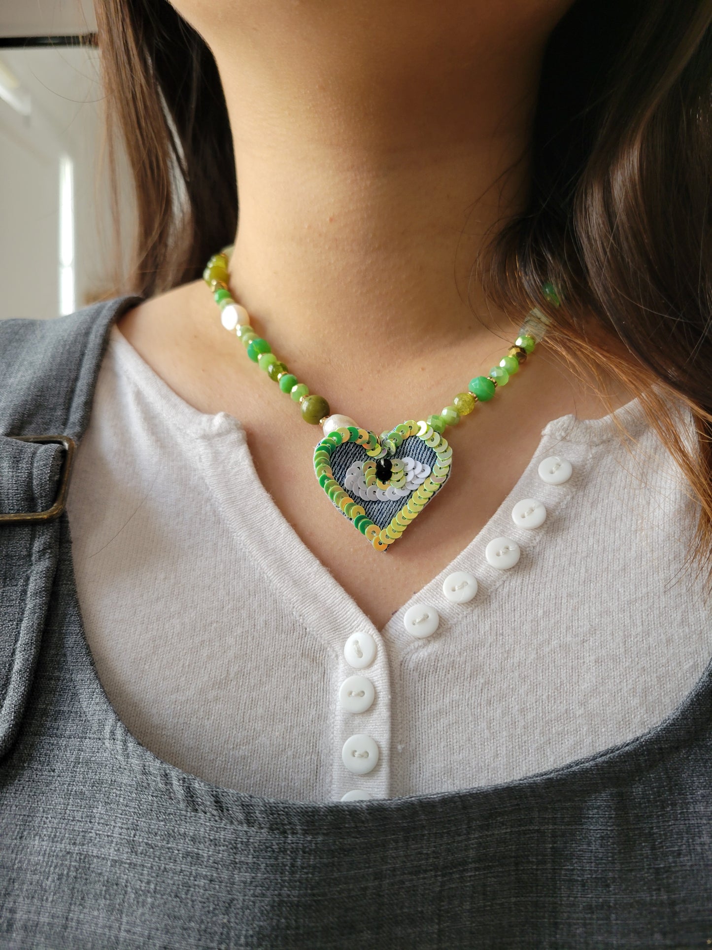 Collier original brodé main coeur oeil - NAYLA