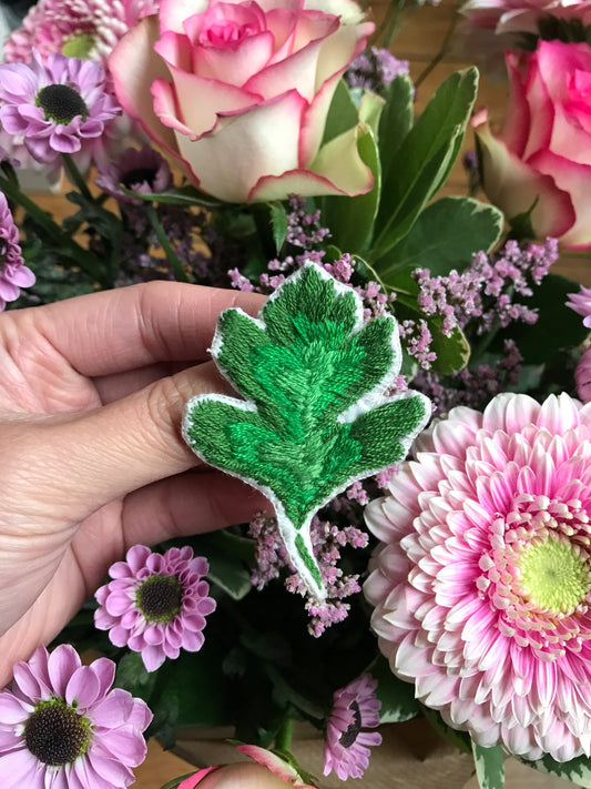 Broche brodée main - FEUILLE D'AUBEPINE VERTE