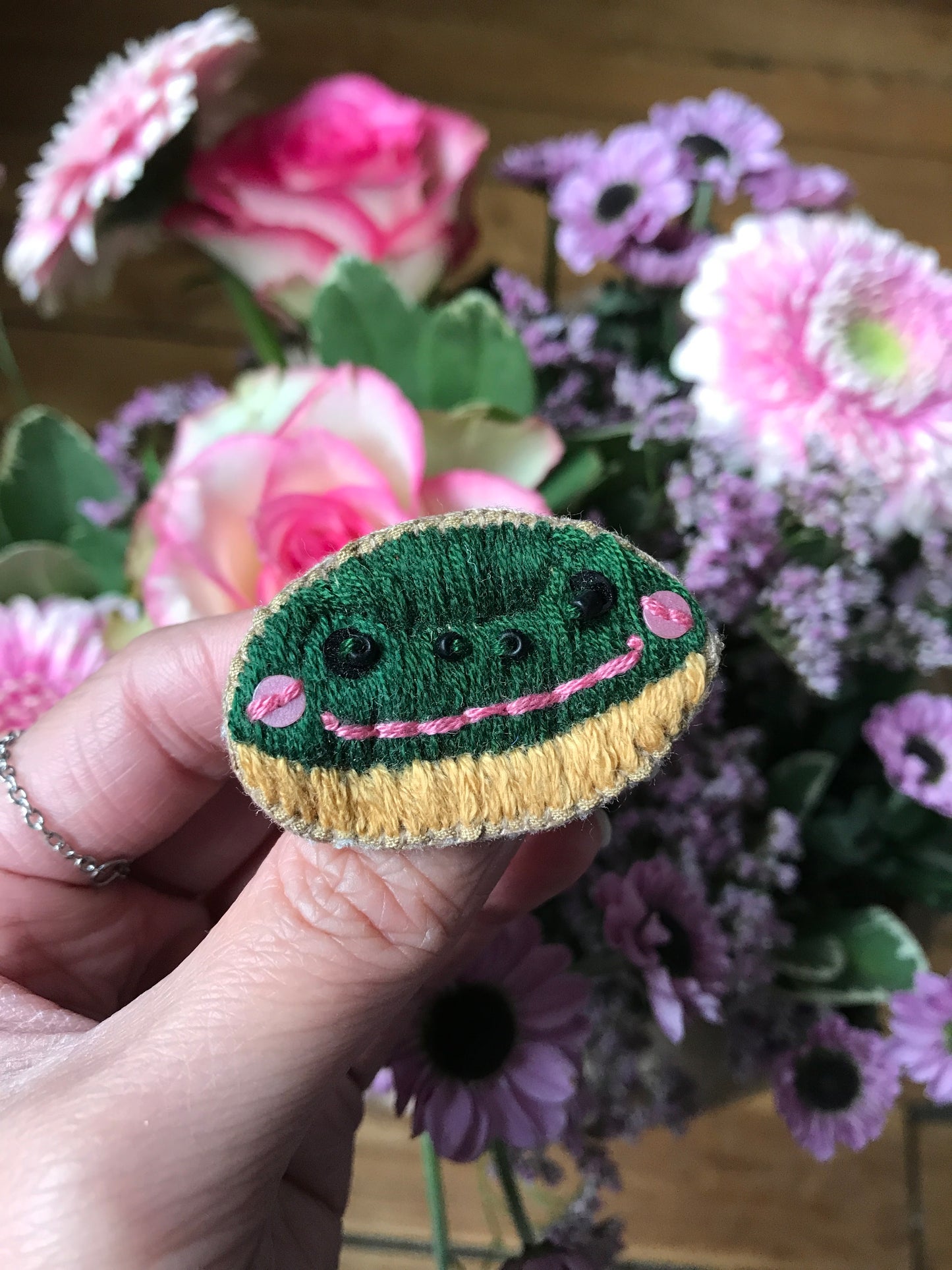 FROGNUT broche brodée fun/cute grenouille donut