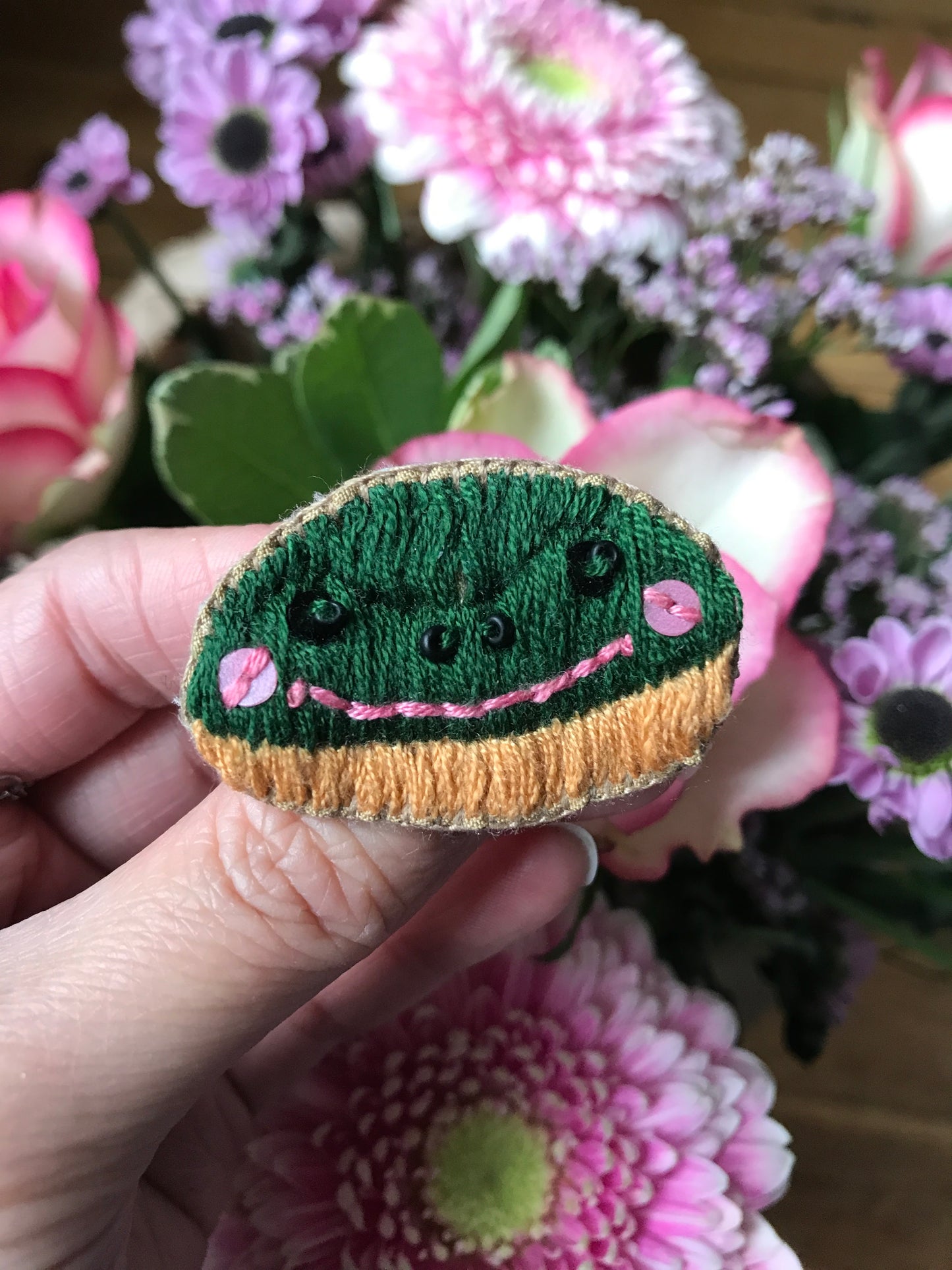 FROGNUT broche brodée fun/cute grenouille donut