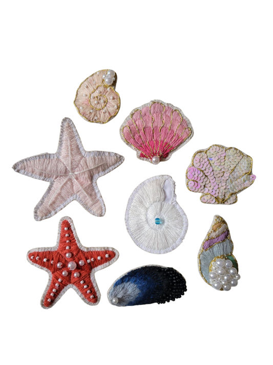 Broche brodée main coquillages & étoiles de mer