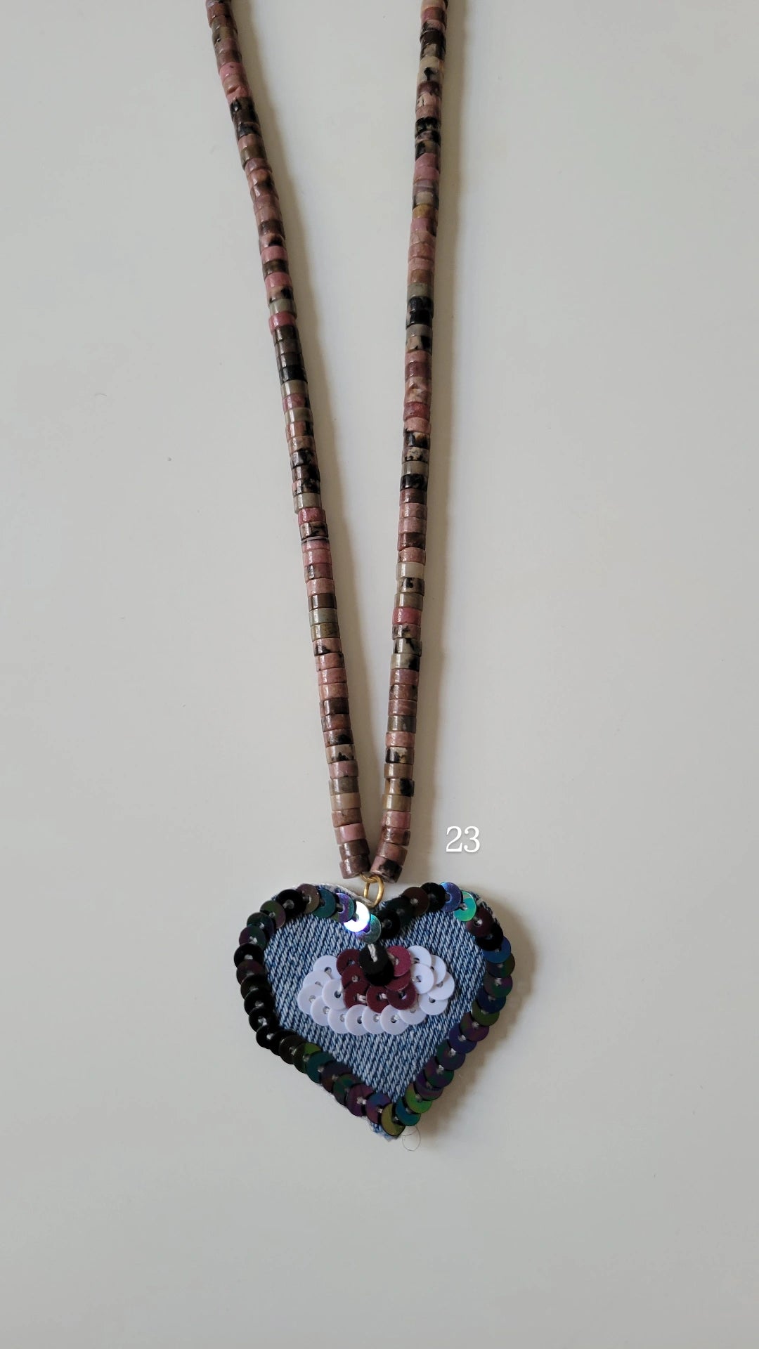 Collier original brodé main coeur oeil - NAYLA